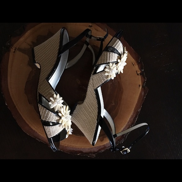 Liz Claiborne Wedge Sandle - Picture 5 of 8